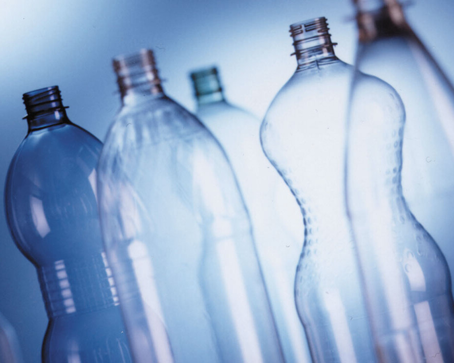 隣り合わせに置かれた空のペットボトル